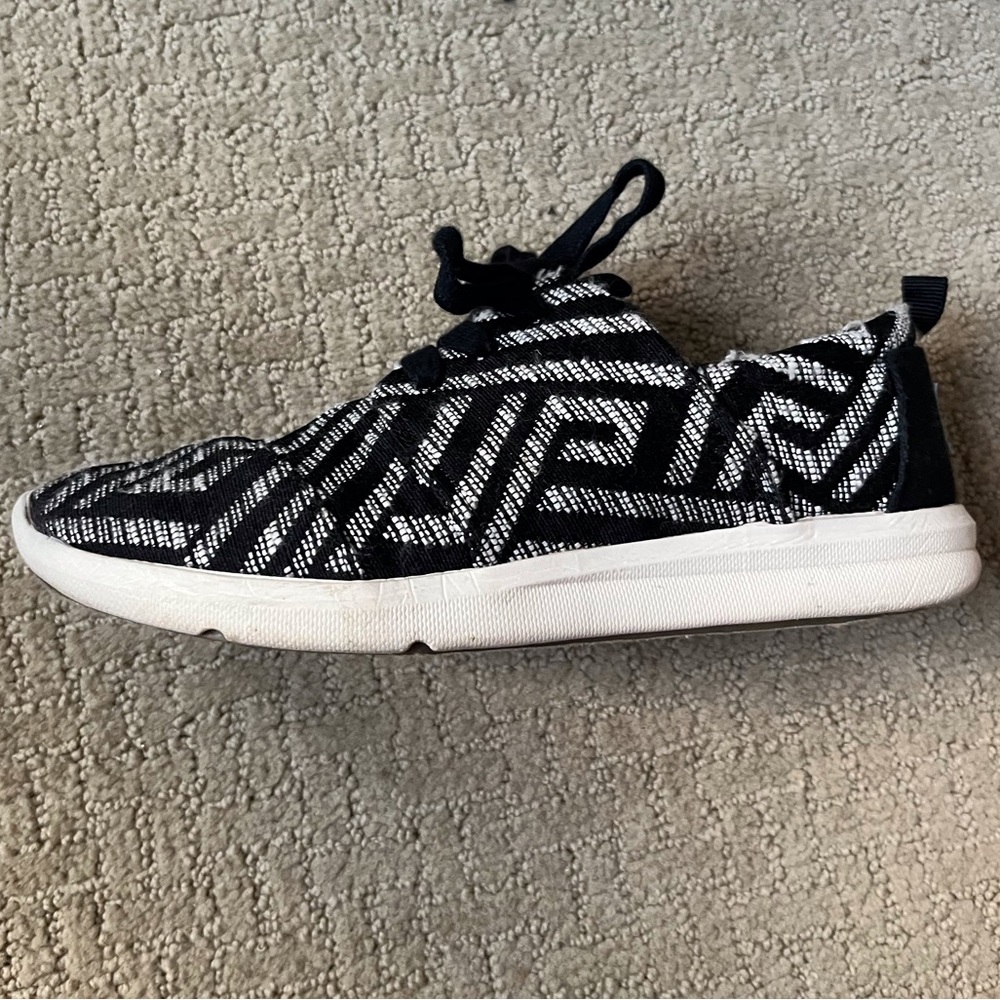 Toms Del Rey Sneaker in Black Tribal Woven Print in Women’s Size 6.5